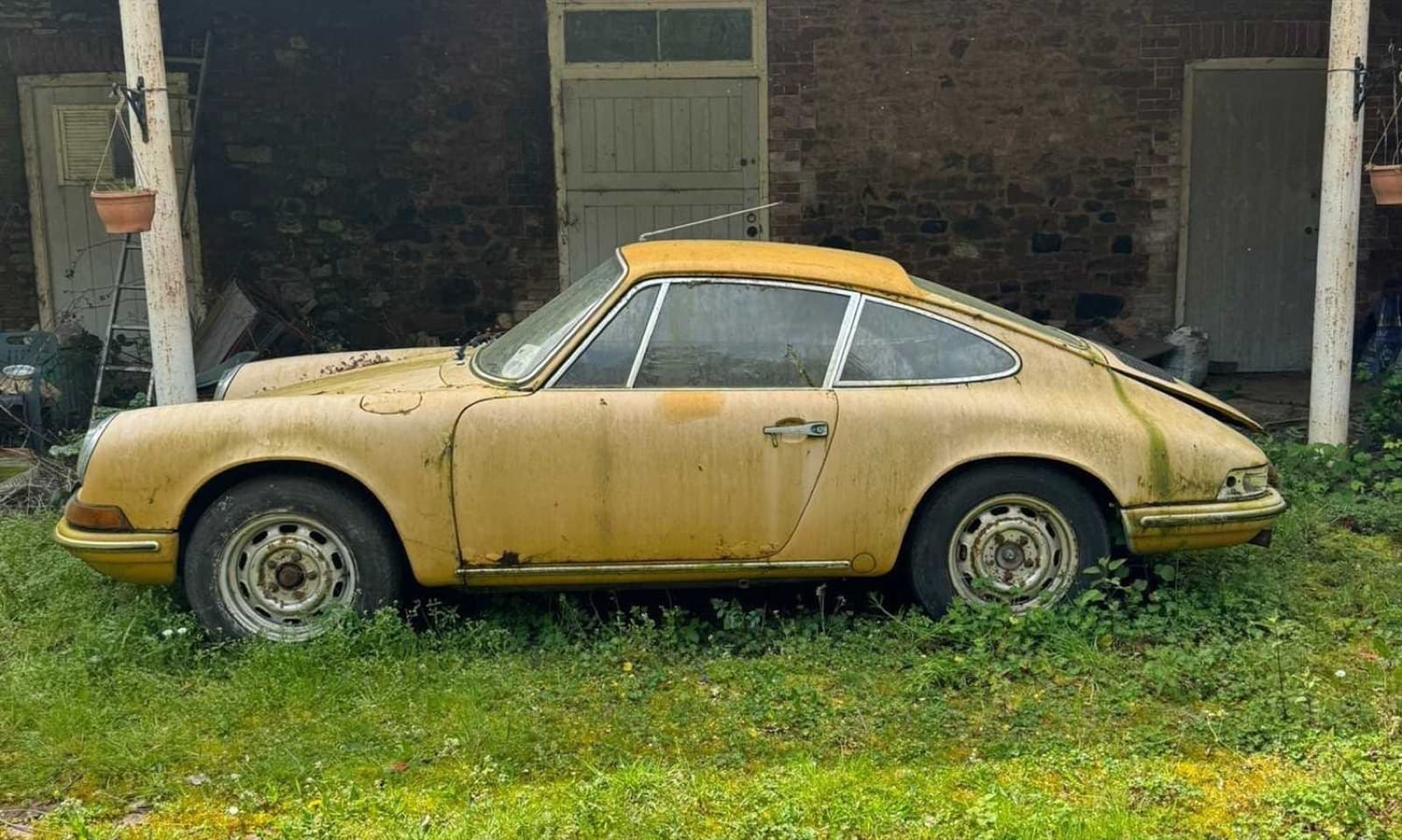 Long-stored yellow 1969 Porsche 912 barn find